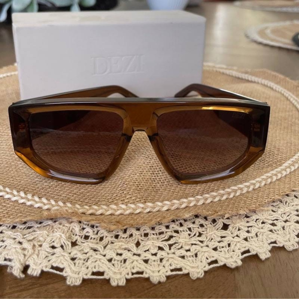 “BACKTRACK” Dezi Shades